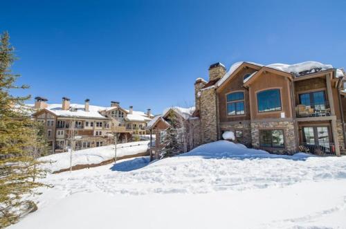 Ski In, Ski Out, 2 Bedroom Luxury Residence With Hot Tub Access And Expansive Views