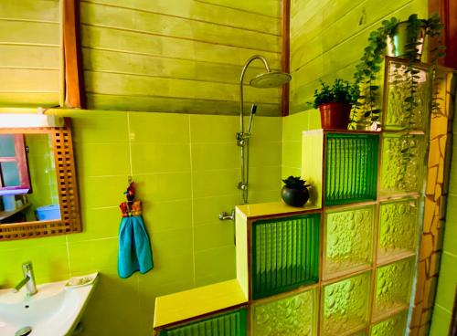 ห้องน้ำ, Charmant lodge creole avec piscine et jardin tropical in เลอ ลามงตัน