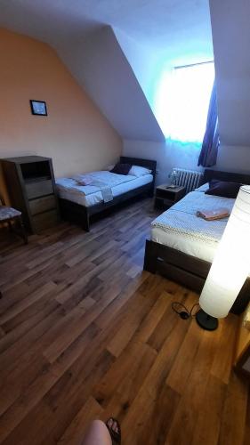 2 twin beds