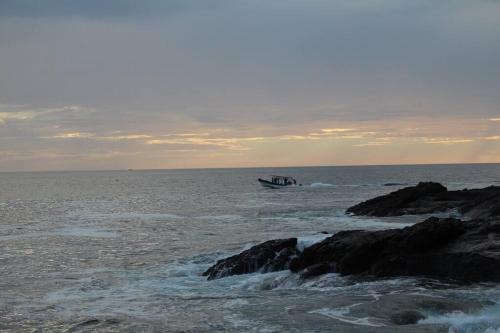 Shankton Harbour 3 Bedroom 4 Bathroom Beach House w Private BEACH SEA path photo 1