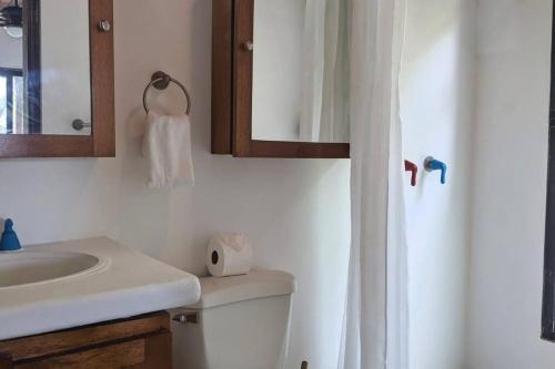 Shankton Harbour 3 Bedroom 4 Bathroom Beach House w Private BEACH SEA path photo 4