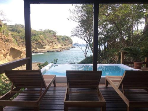 Shankton Harbour 3 Bedroom 4 Bathroom Beach House w Private BEACH SEA path in 托拉