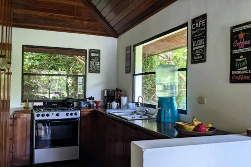 Shankton Harbour 3 Bedroom 4 Bathroom Beach House w Private BEACH SEA path in 托拉