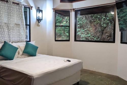 Shankton Harbour 3 Bedroom 4 Bathroom Beach House w Private BEACH SEA path in 托拉