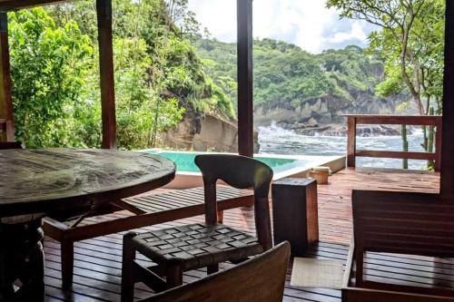 Shankton Harbour 3 Bedroom 4 Bathroom Beach House w Private BEACH SEA path in 托拉