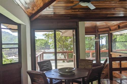 Shankton Harbour 3 Bedroom 4 Bathroom Beach House w Private BEACH SEA path in 托拉