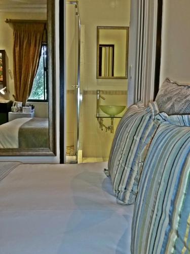 Luxury Double Room image 9