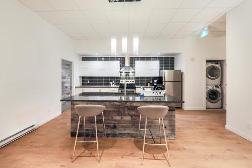 Kitchen, HoMa Homestay Hotel by Olympic Stadium Montreal Auberge-Hostel near Kazumi Sushi Lounge