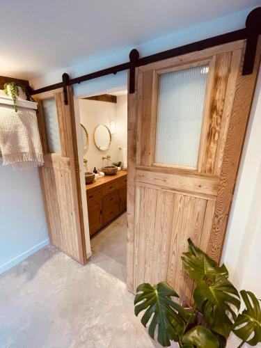 Luxury Barn with Hot Tub, Spa Treatments, Private Dining in Little Budworth