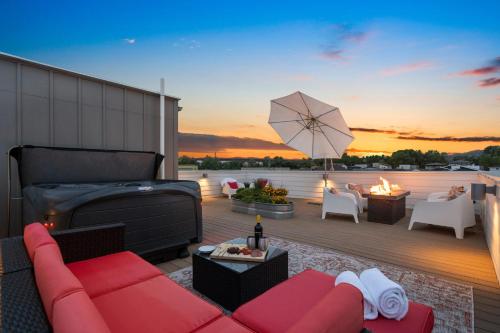 Sleek Home near Old Town with Rooftop Hot Tub & Mtn Views in Fort Collins, USA