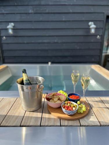 Luxury Barn with Hot Tub, Spa Treatments, Private Dining in Little Budworth