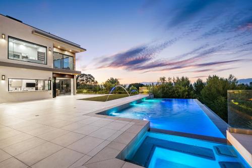 Modernistic Masterpiece Mansion in Tarzana