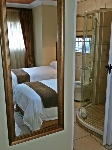 Luxury Twin Room image 6