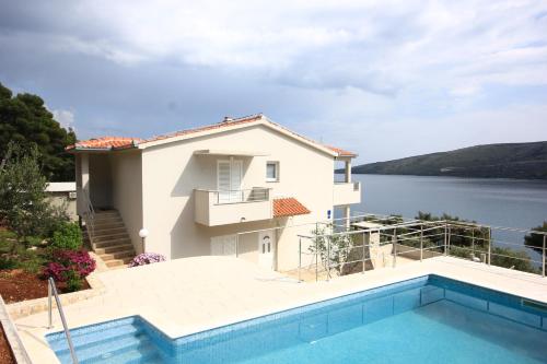 Seaside family friendly house with a swimming pool Poljica, Trogir - 8661 - Location saisonnière - Poljica