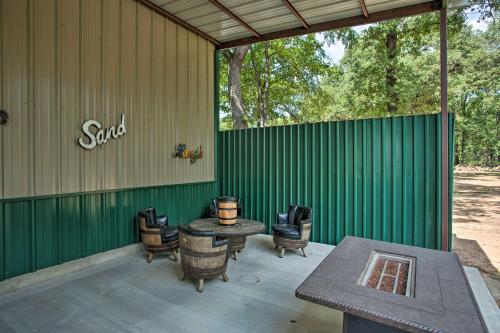 All-Encompassing Family Retreat Near Lake Texoma!