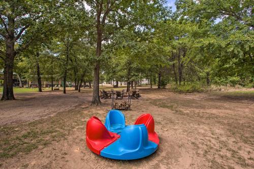 All-Encompassing Family Retreat Near Lake Texoma!