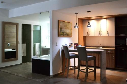 Suite, spa bathtub