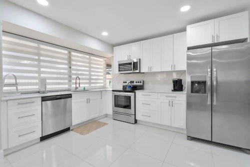 Beautiful & Peaceful 4 Bedroom Home With a Pool in Sunrise, USA