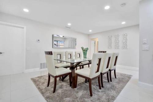 Beautiful & Peaceful 4 Bedroom Home With a Pool in Sunrise, USA