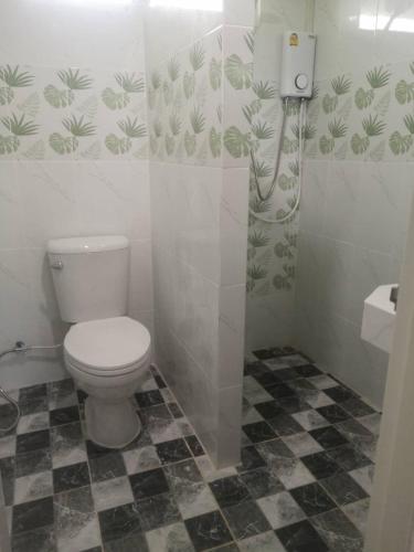 Bathroom, บ้านในสวนรีสอร์ท in Kui Buri
