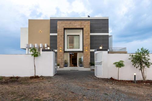 . Jungle Abode by StayVista, nestled in the jungle, featuring a swimming pool, terrace, indoor games & the thrill of a safari