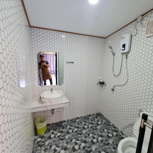 Bathroom, นอร์ดิกเฮ้าส์ แอนด์ คอฟฟี่หนองบัวลำภู in Nong Bua Lam Phu