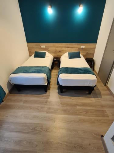 2 twin beds