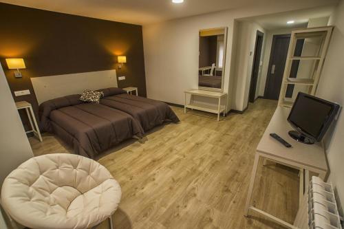 A Hotel Com Hostal Elvira Guest House Aranda De Duero Spain Price Reviews Booking Contact