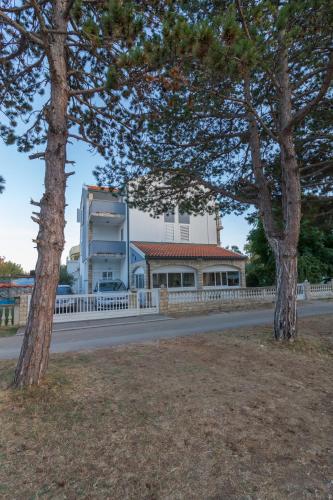  Apartments Sunset -near Queen Beach in Privlaka