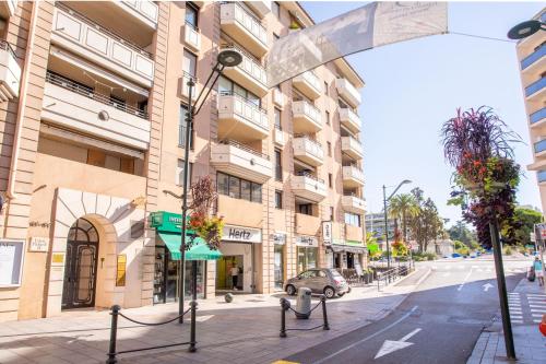 Situation Exceptionnelle Rue D antibes Centre Cannes! by Halldis