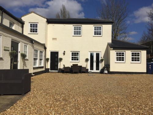 Whitehouse Holiday Lettings - Luxury Serviced Properties in St Neots, Little Paxton and Great Paxton