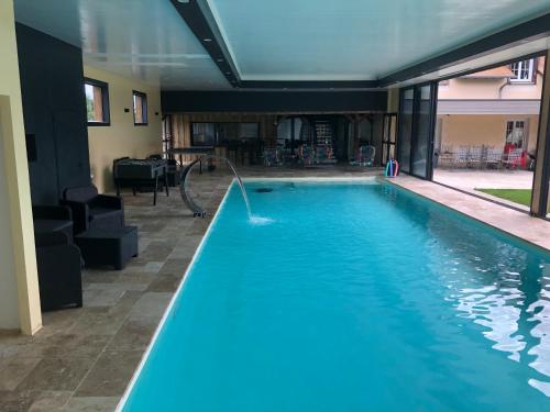 Logement 4 personnes avec piscine intérieure 31 degrés zoo de la FLECHE 24 h du Mans