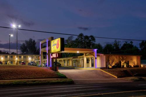 Super 8 by Wyndham Palestine TX in Palestine, USA