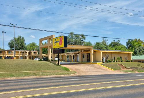 Super 8 by Wyndham Palestine TX in Palestine, USA