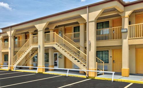 Super 8 by Wyndham Palestine TX in Palestine, USA