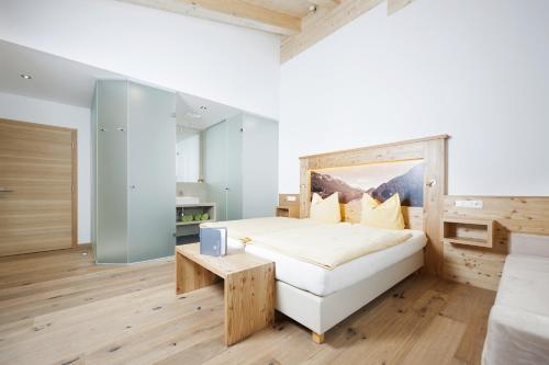 1 queen bed, 1 twin bed