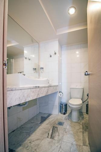 Double or Twin Room with Garden View image 5