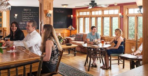 Bar/lounge, Friends Lake Inn in Chestertown (NY)