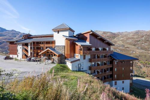 Studio 306 with Balcony - Mountain View
