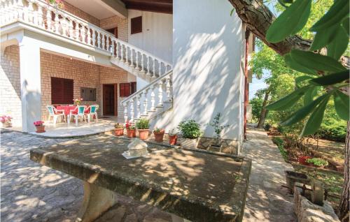 3 Bedroom Lovely Apartment In Barban