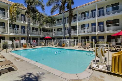 Úszómedence, Motel 6 Carpinteria, CA - Santa Barbara - North in Carpinteria (Kalifornia)