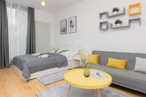 Warsaw Wola Apartment near Nocny Market by Noclegi Renters, Варшава