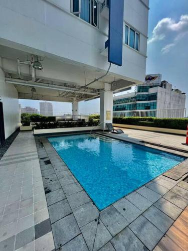 COMFORT CITY LIVING! POOL OPEN! NETFLIX & HBO GO! photo
