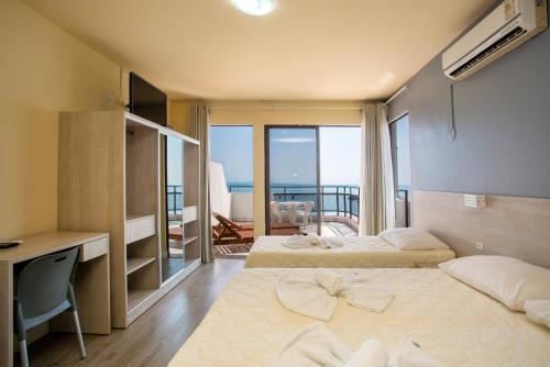 Deluxe Double Room with Balcony and Sea View image 8