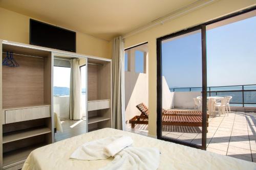 Deluxe Double Room with Balcony and Sea View image 2