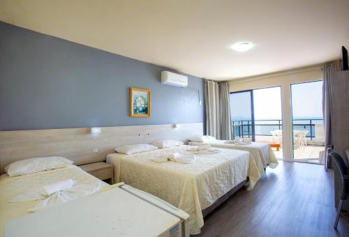 Deluxe Double Room with Balcony and Sea View image 3