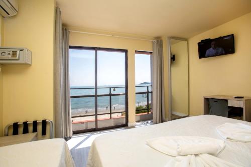 Deluxe Double Room with Sea View image 3