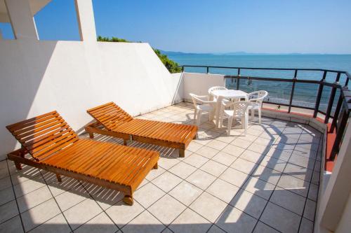 Deluxe Double Room with Balcony and Sea View image 4