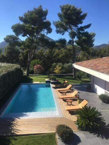 Chambre luxe dans villa de standing avec piscine, accès discret et indépendant, terrasse arborée et parking privé - Chambre d'hôtes - La Valette-du-Var