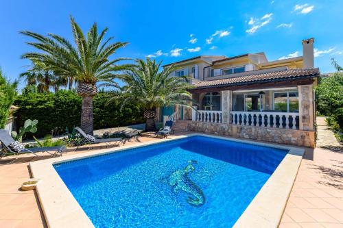 2263 Sunny holiday home with views over the bay of Palma